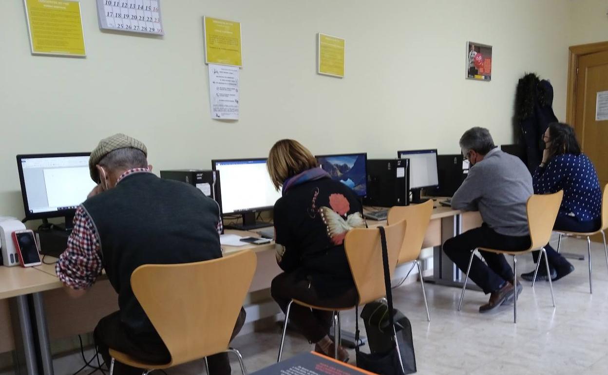 Participantes de los talleres digitales en Torresandino. 