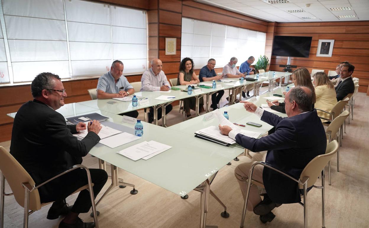 El consejero de Agricultura junto a otros miembros de su equipo y representantes de las organizaciones agrarias en el Consejo Agrario celebrado hoy. 