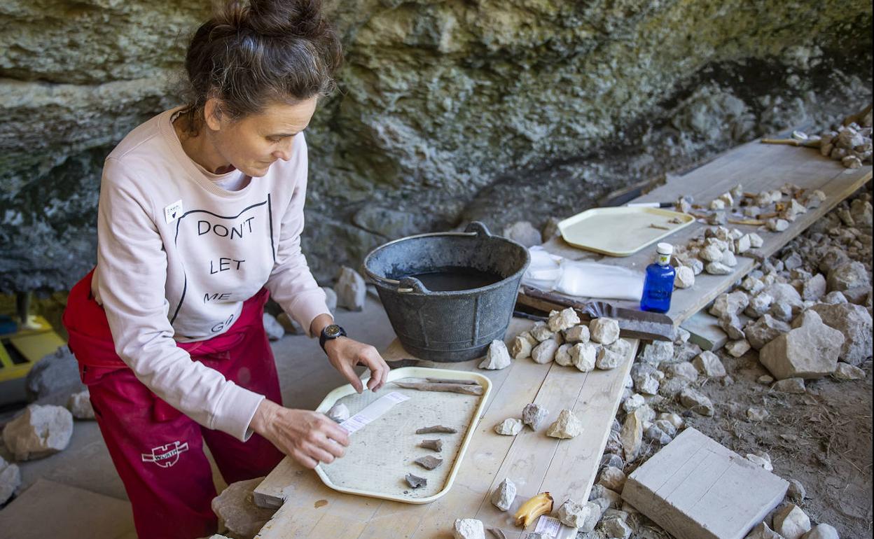 Imagen de los trabajos que se están realizando durante esta campaña de excavaciones en la Cueva del Mirador de Atapuerca. 