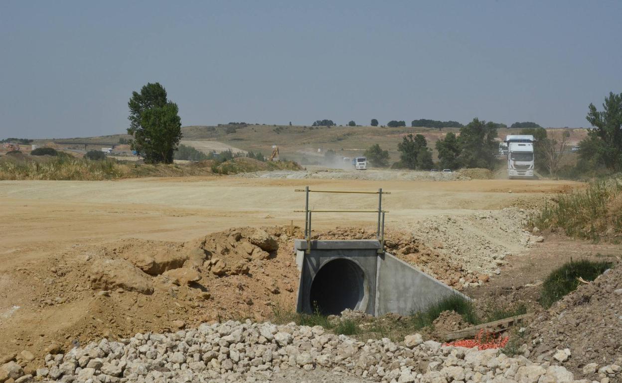 El trasiego de camiones es constante desde hace meses en la zona. 