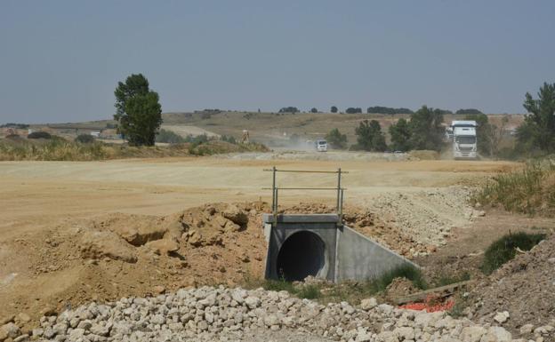 El movimiento de tierras del ramal de Kronospan acabará este mismo verano