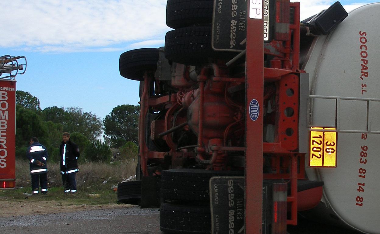Imagen de archivo de un camión de mercancías peligrosas accidentado
