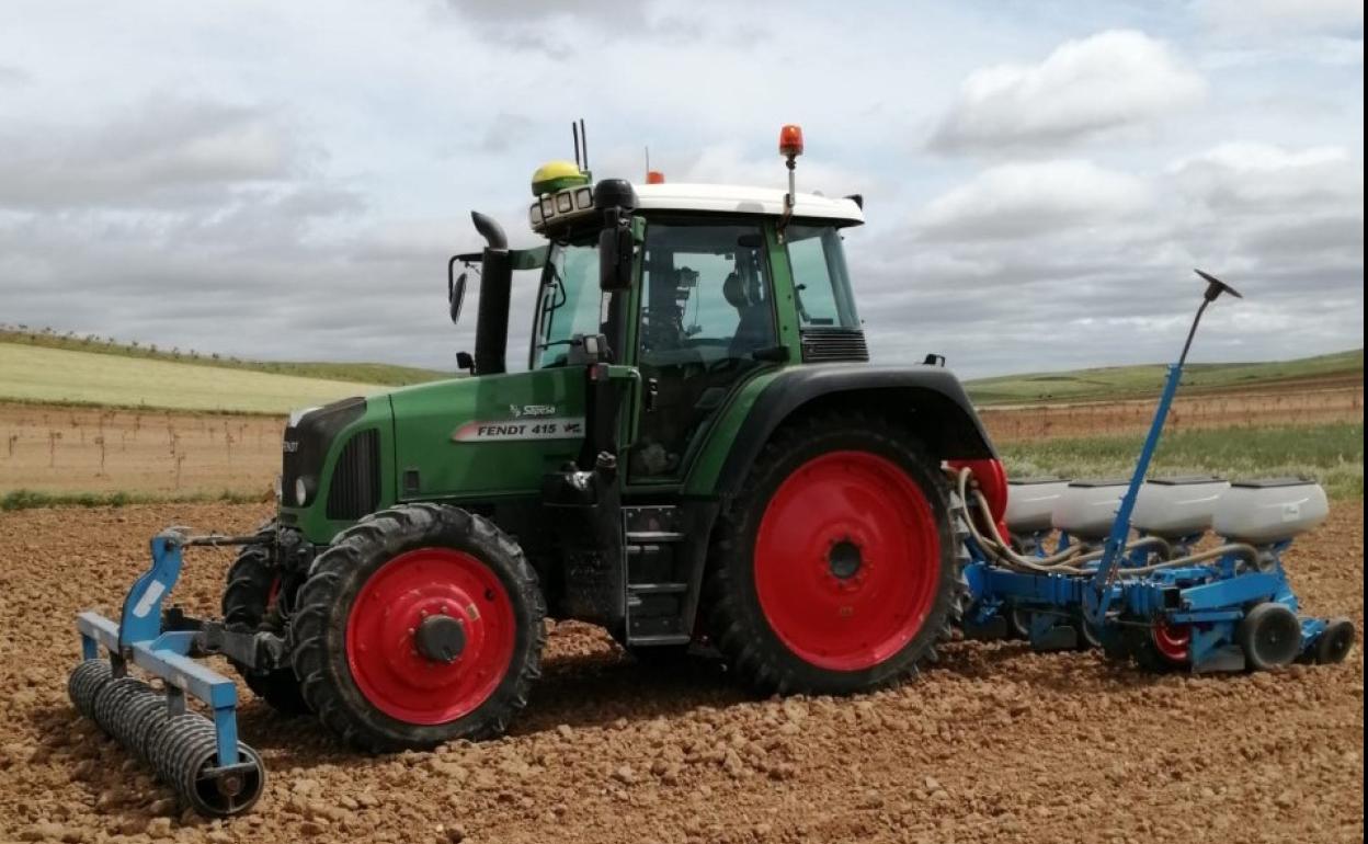 Un tractor preparado en un tierra. 