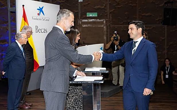 El hermano de Rodrigo Pérez Antolín, Jorge, recibe la becade manos de los Reyes. 