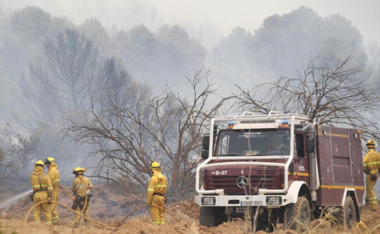 Los servicios de emergencia tratan de apagar el fuego de Ateca. 