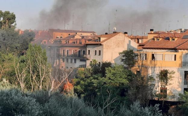 Ciudadanos con cubos de agua para sofocar un incendio en Aranda por la falta de efectivos