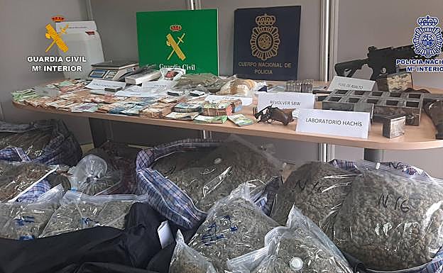 Droga y material de la operación incautados por la Guardia Civil.