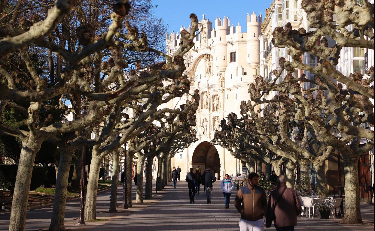 El Espolón y el Arco de Santa María son dos de los grandes reclamos de la capital. 