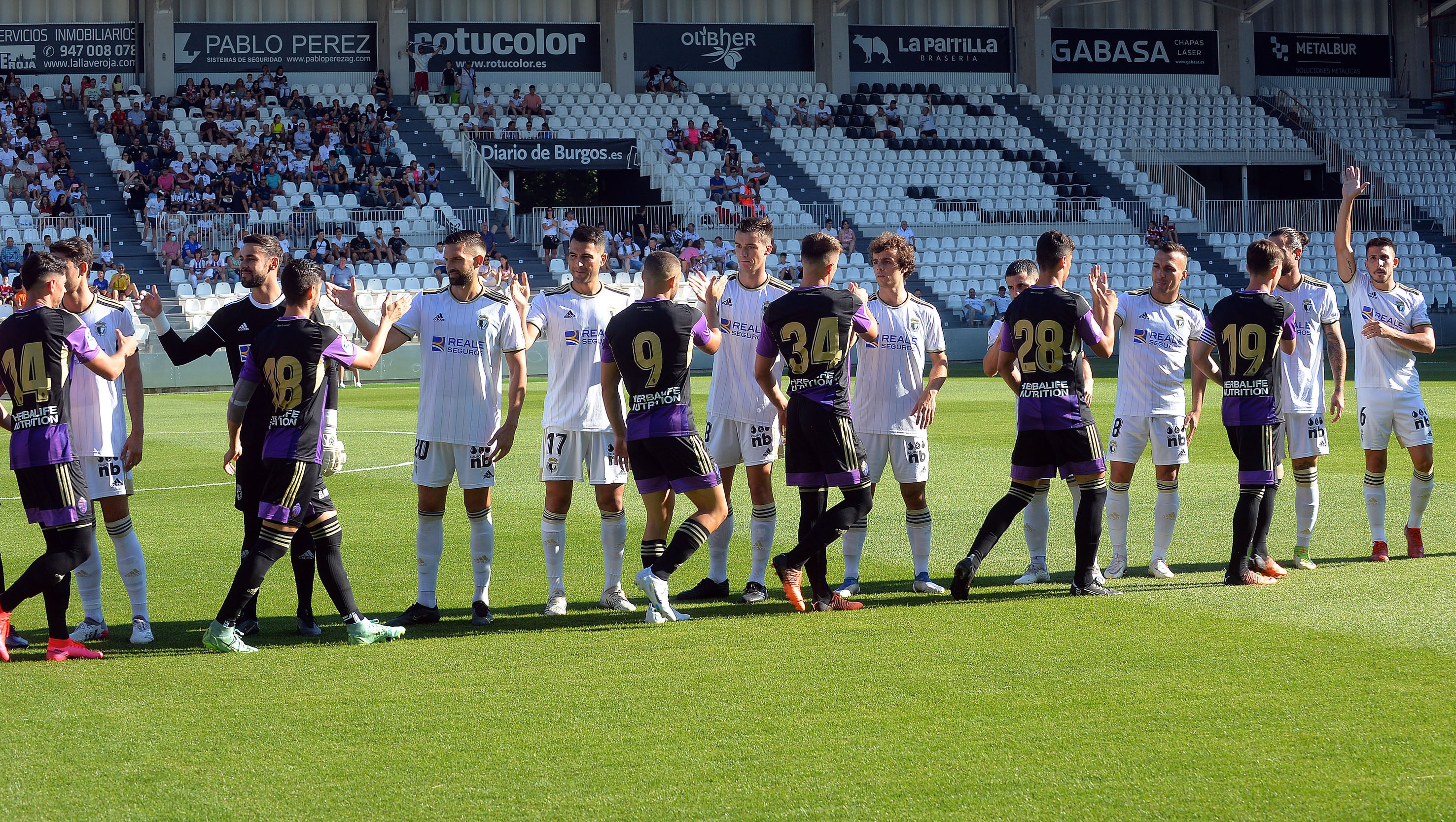 Matos persigue a Fresneda durante el encuentro.