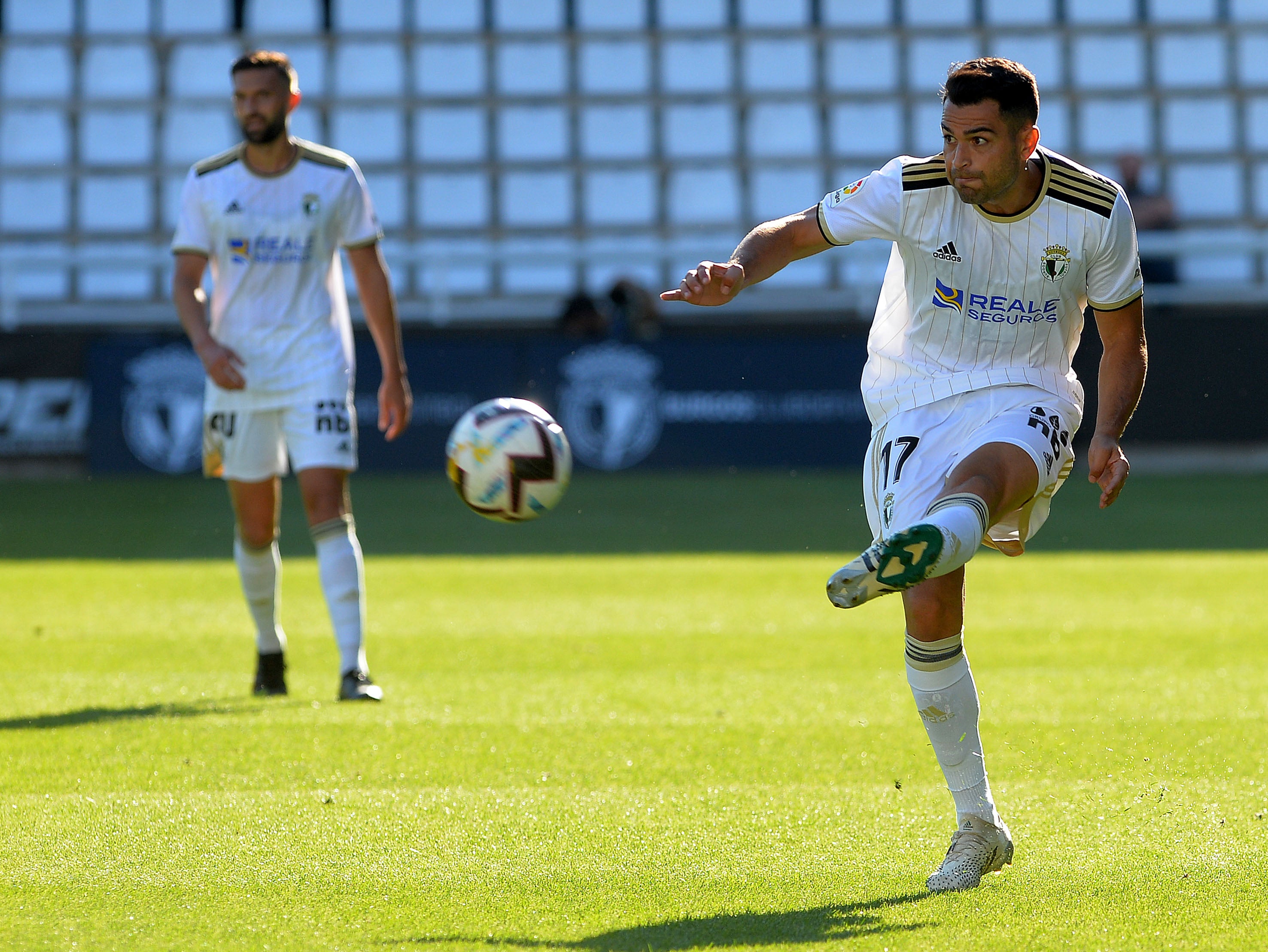 Matos persigue a Fresneda durante el encuentro.