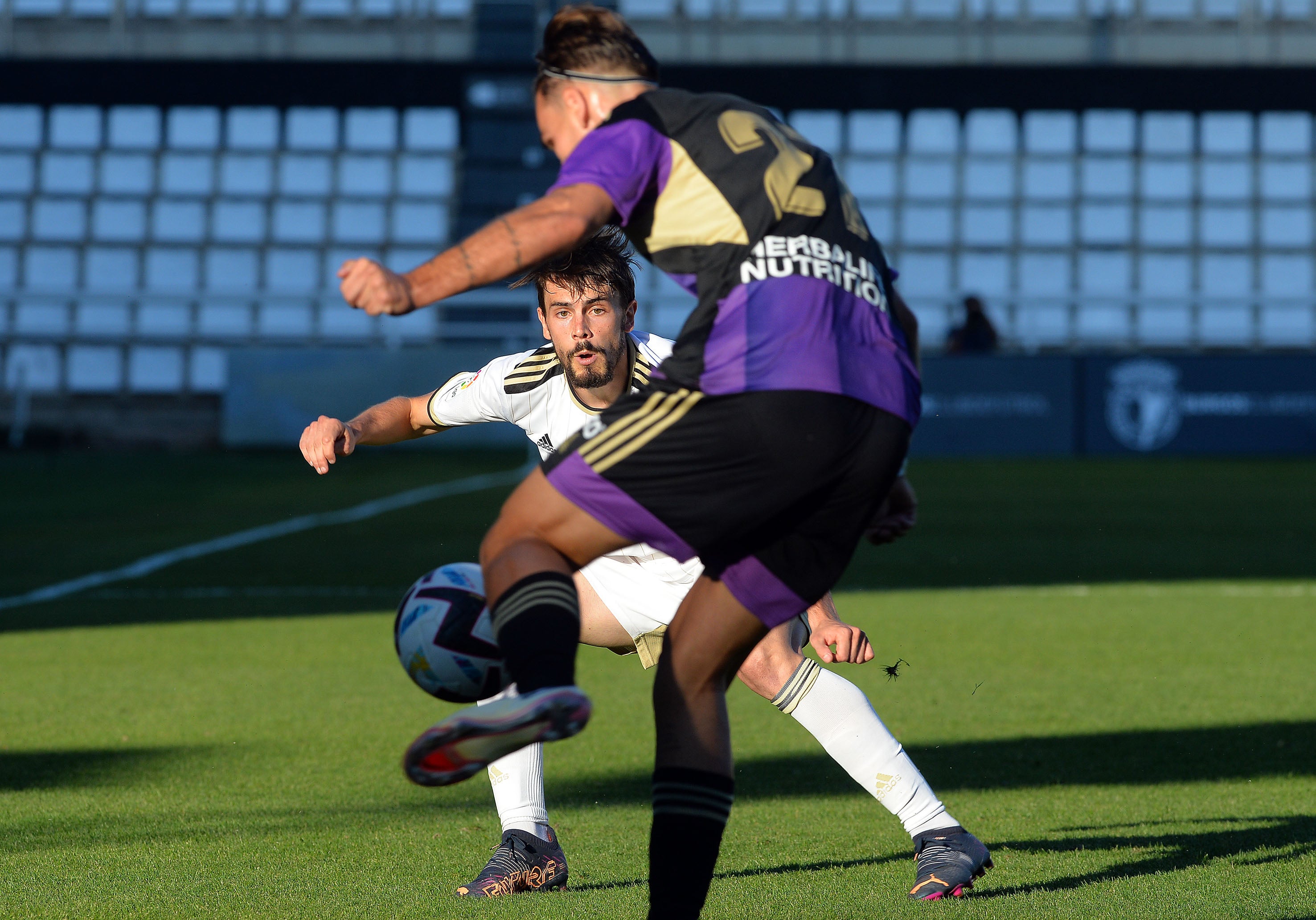 Matos persigue a Fresneda durante el encuentro.