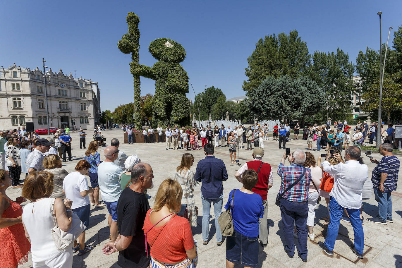 Fotos: Dulzaineros y gaiteros inauguran el peregrino vegetal gigante de Burgos