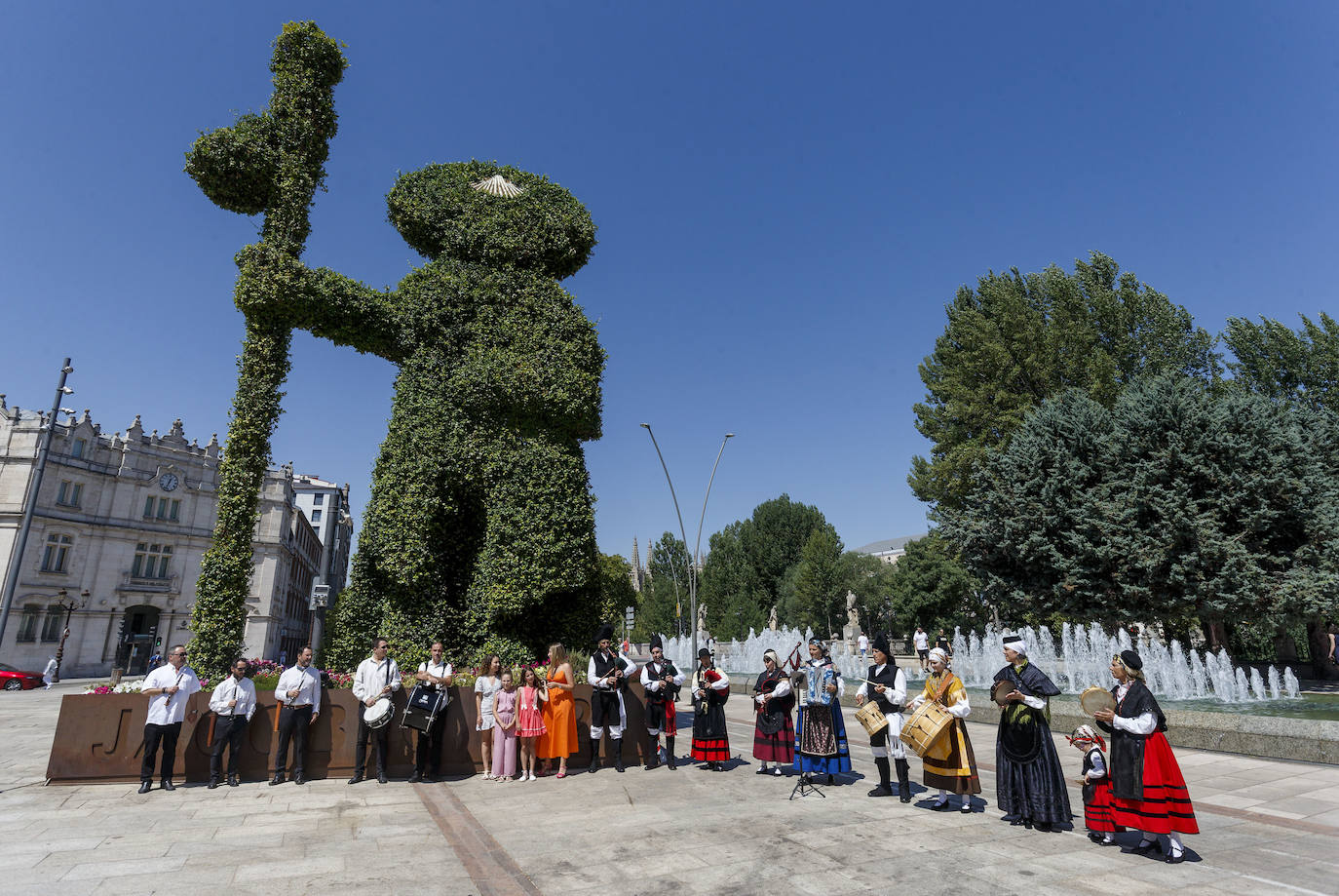 Fotos: Dulzaineros y gaiteros inauguran el peregrino vegetal gigante de Burgos