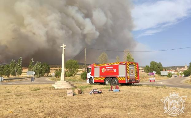 Las llamas devoran las viviendas: «En Silos luchamos casa por casa», dicen los bomberos de Burgos