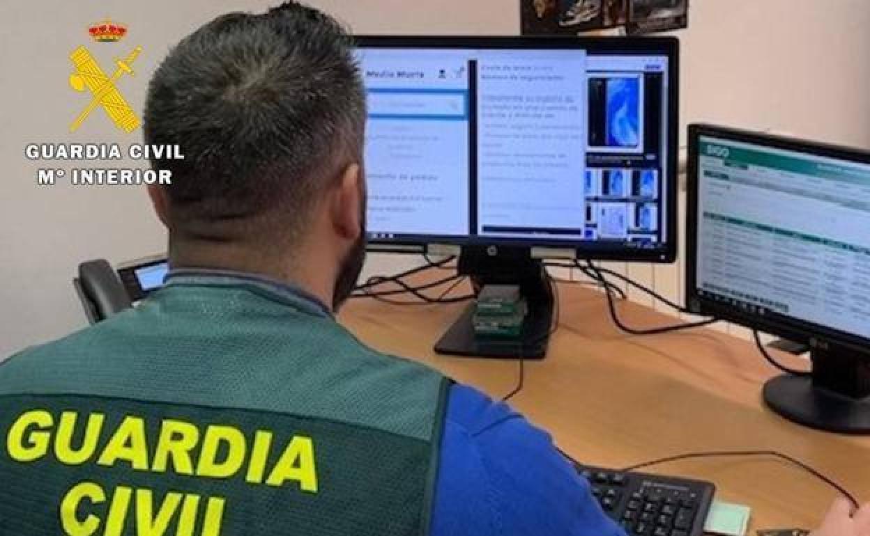 Imagen de archivo de la Guardia Civil investigando un delito informático.