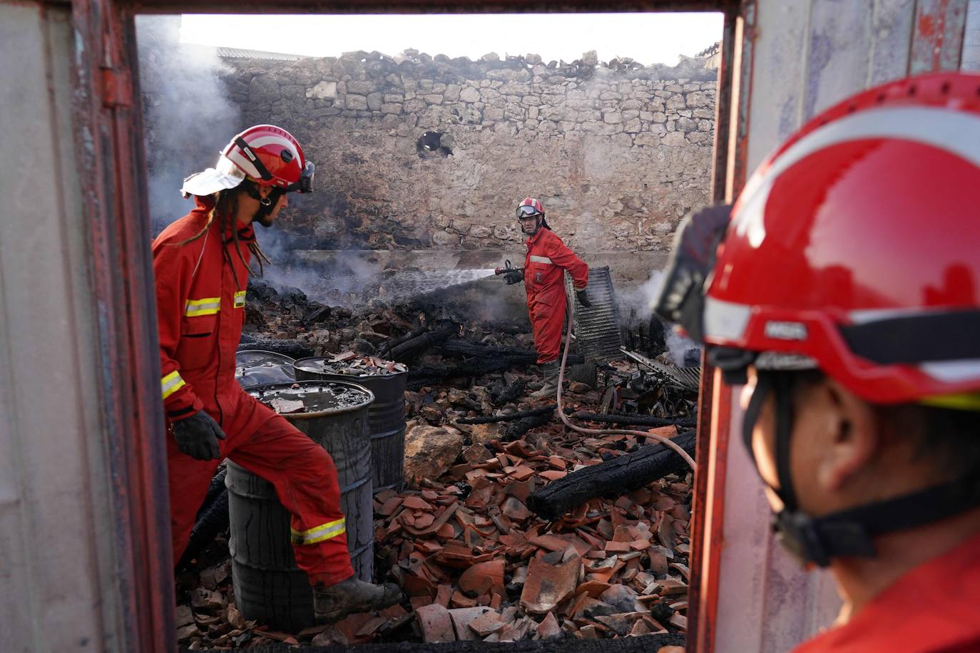 Fotos: El fuego arrasa parte de Santibáñez del Val