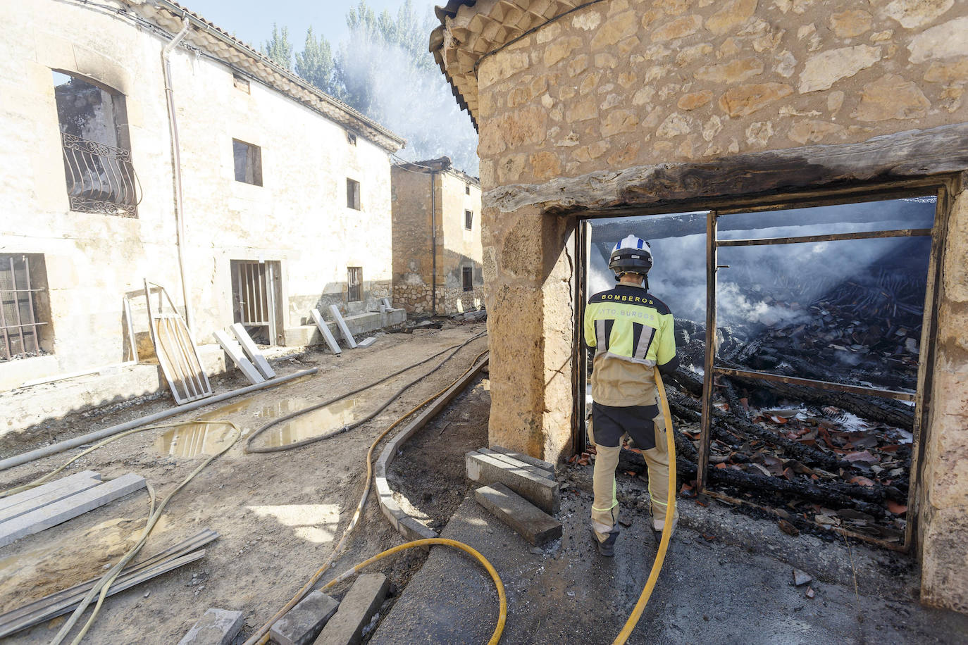 Fotos: El fuego arrasa parte de Santibáñez del Val