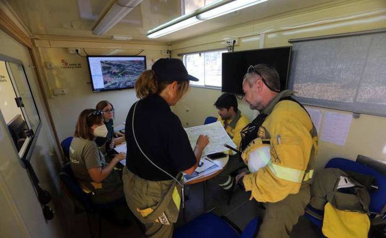 Efectivos del puesto de mando en los incendios de la comarca del Arlanza.