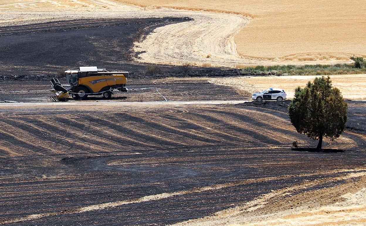 Cosechadora precintada por la Guardia Civil en una tierra de cultivo de la zona del incendio de Quintanilla del Coco.