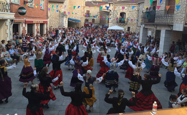 Grupo de danzas de la Asociación Folklórica El Torrejón El Torrejón. 