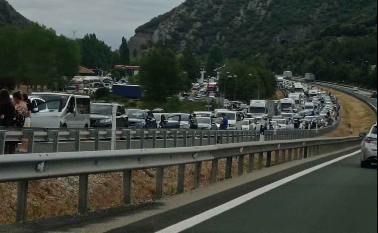 Son más de 20 kilómetros de atasco en la AP-1