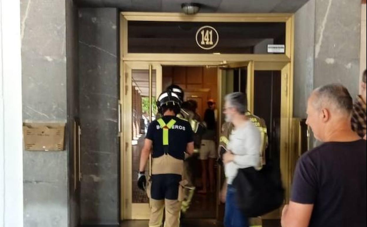 Bomberos de Burgos entrando en el portal afectado por las llamas de la calle Condesa Mencía