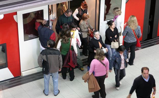 Viajeros de Cercanías en la estación de Nuevos Ministerios en Madrid. 