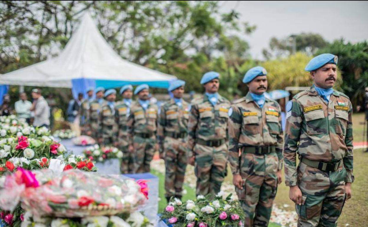 Personal de Naciones Unidas desplegado en República Democrática del Congo, este lunes en una ceremonia por los cascos azules muertos durante las protestas de la pasada semana