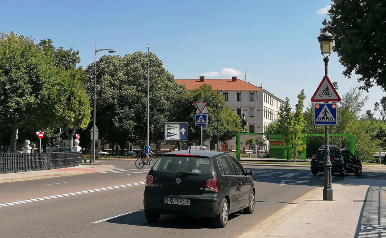 La señal de aviso de paso de cebra se ilumina avisando de un peatón o ciclista.