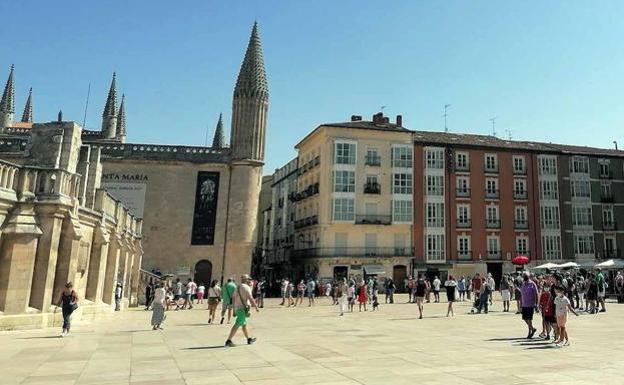 Turistas paseando por la Catedral de Burgos a pleno sol. 