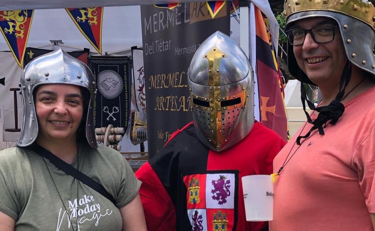 Ana y Pablo, de origen chileno, en la Feria Alfonsina de Belorado. 