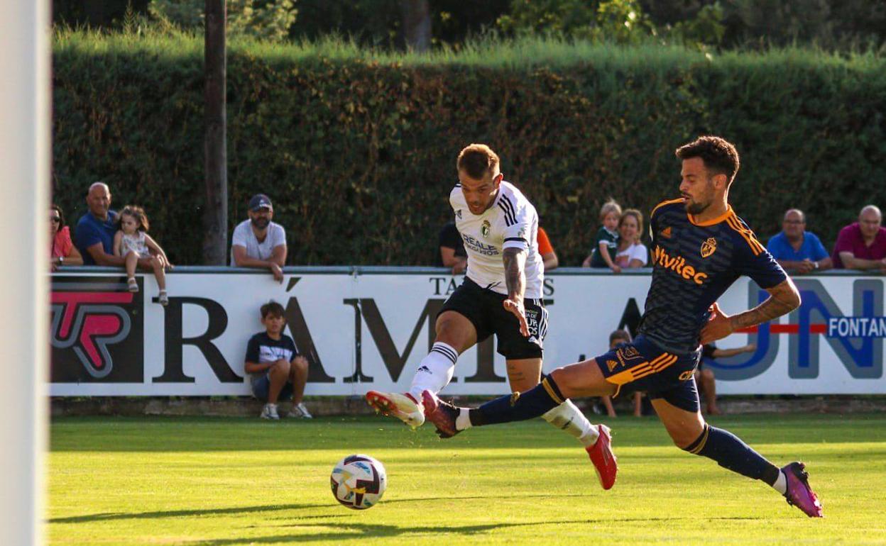 Borja G. en una de las jugadas de ataque del Burgos CF. frente a la Ponferradina,