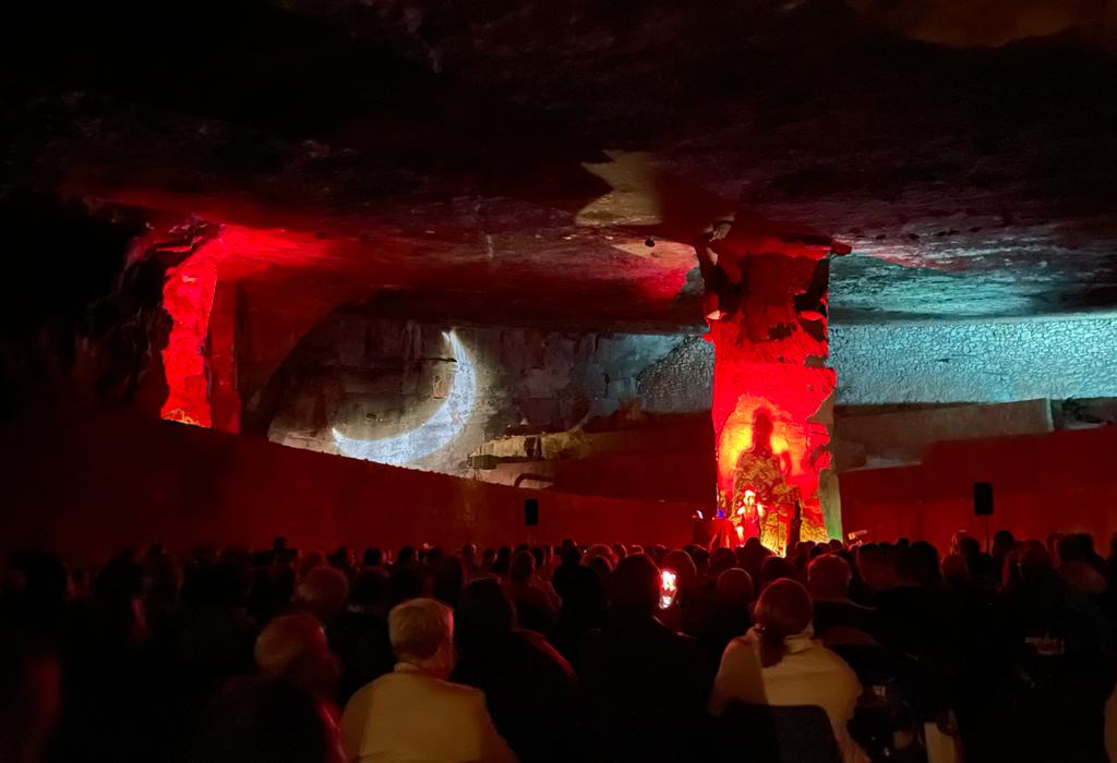 Fotos: Neønymus se adentra en la montaña para ofrecer un concierto en las canteras de Burgos