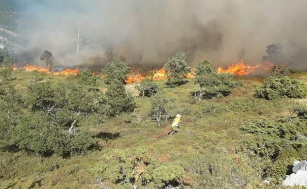 Efectivos de Bomberos trabajan para controlar el incendio de Porquera del Butrón