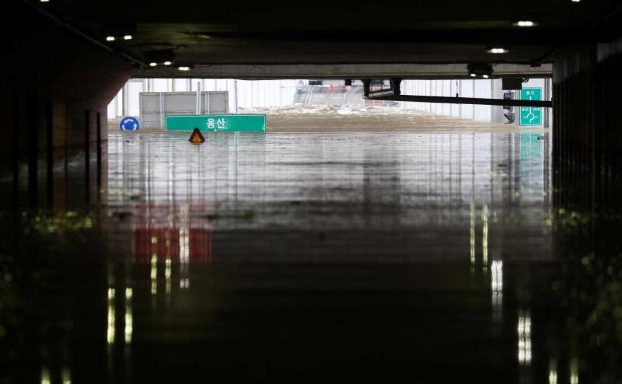 Un túnel anegado por el agua en la capital, Seúl