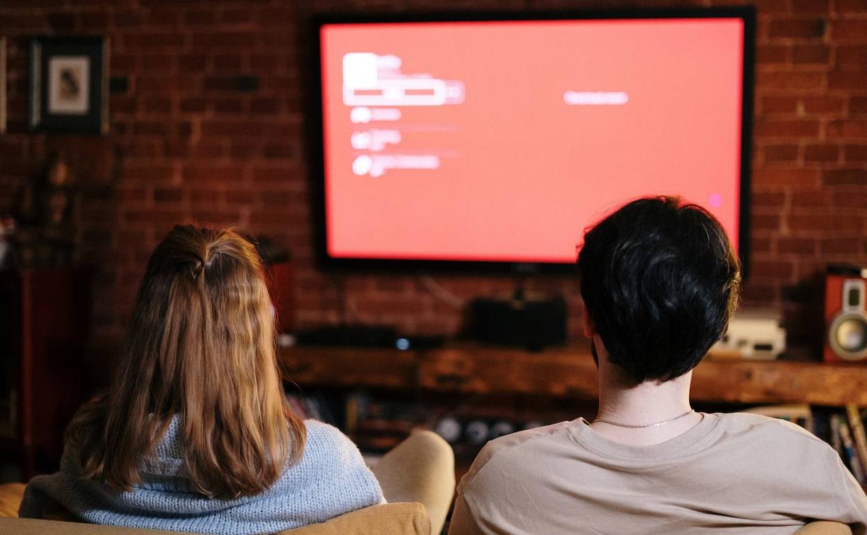 Una pareja ve la televisión 