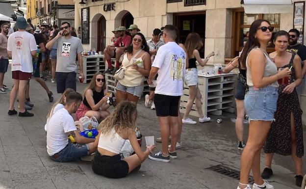 Varios jóvenes, por las calles de Aranda. 