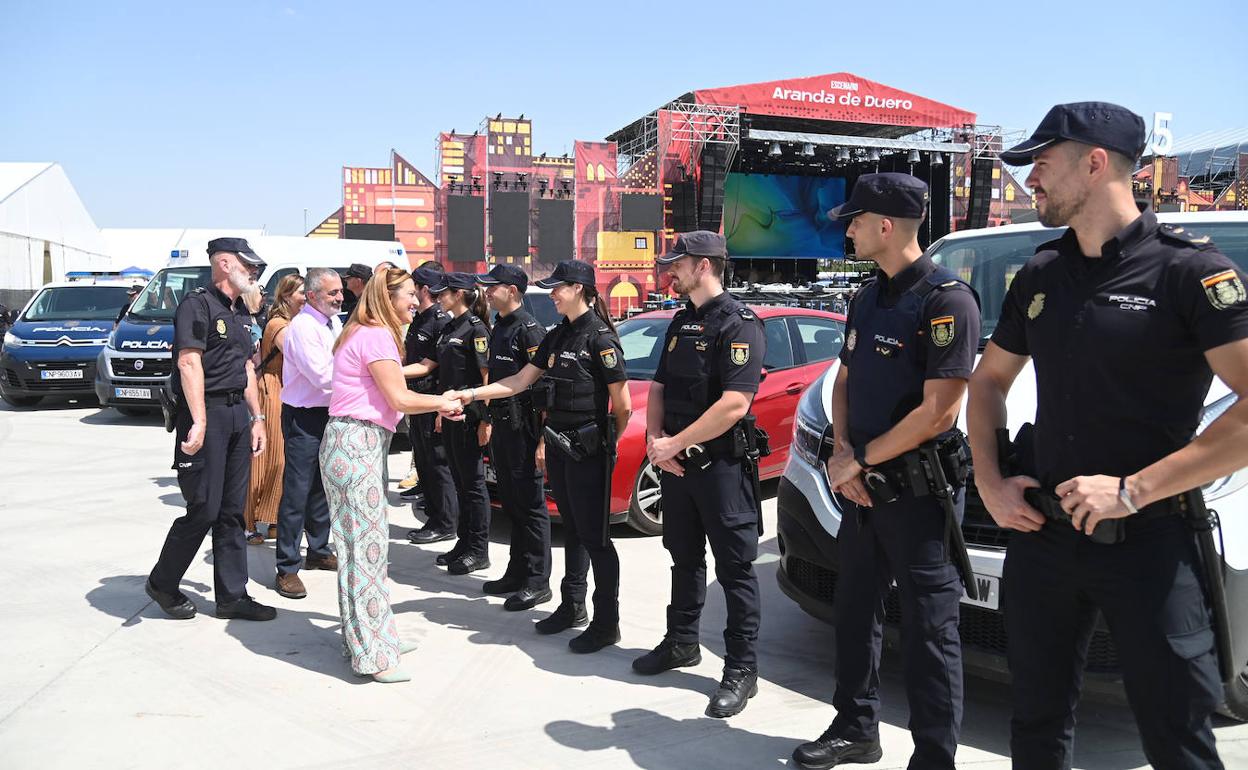 Virginia Barcones saluda a los agentes de la Policía Nacional en Sonorama. 