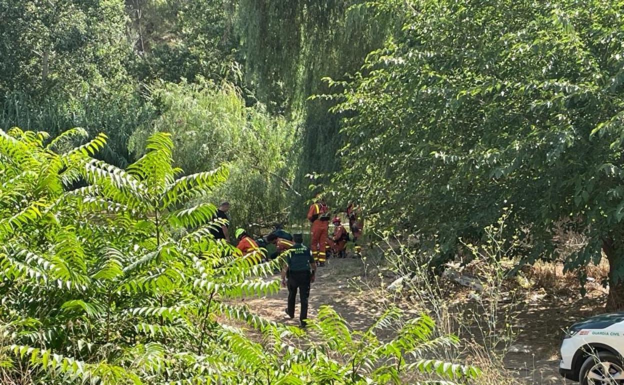 Momento del rescate de padre e hija por parte de los bomberos. 