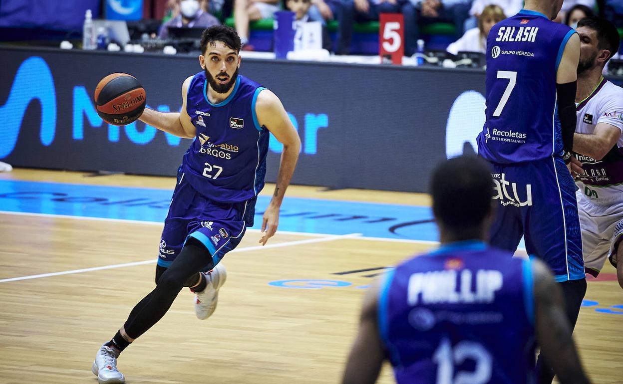 Marc García inicia jugada en un partido del Hereda San Pablo Burgos. 