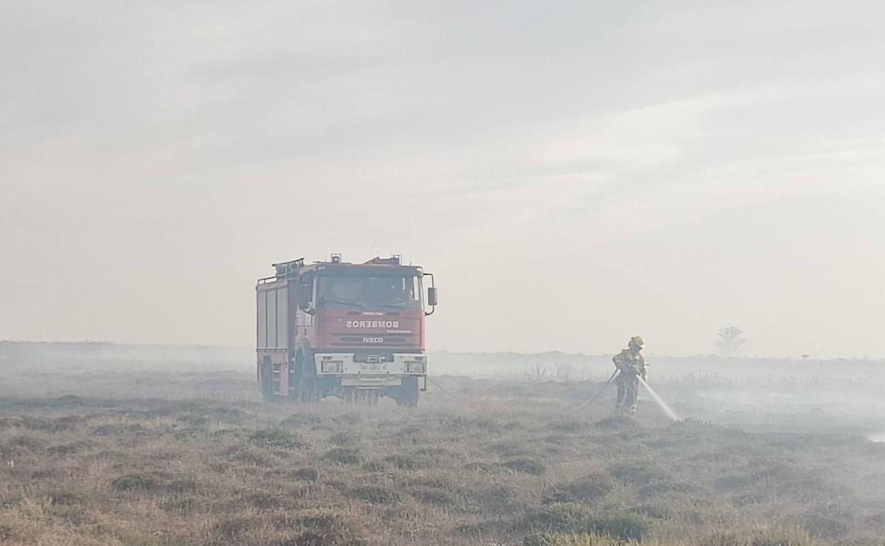 Los Bomberos se afanan en las labores de extinción sobre el terreno