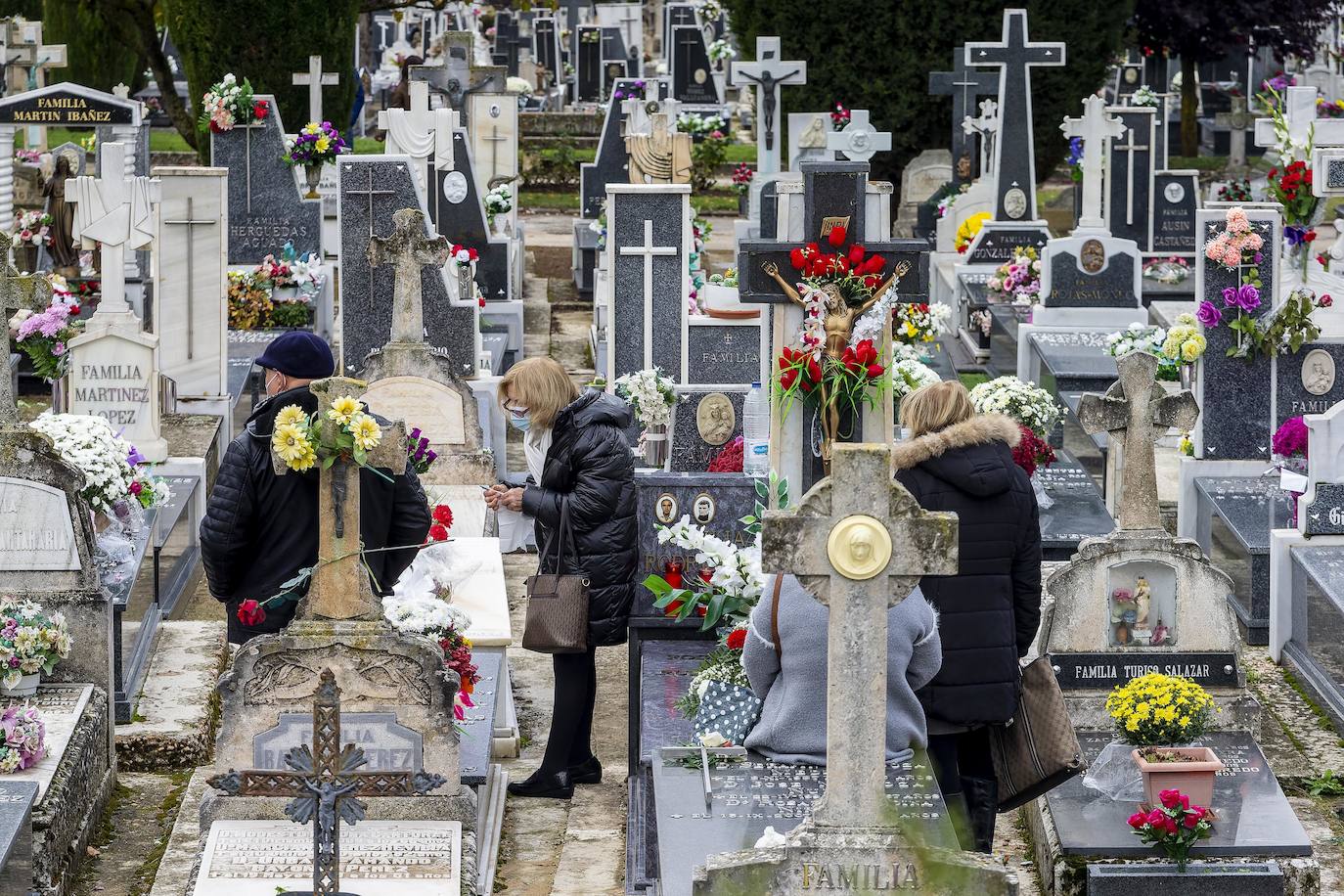 Detienen a una persona de 79 años por dañar varias lápidas de un cementerio en La Demanda