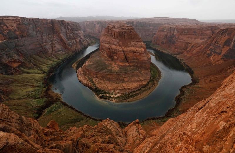 El parque de Glen Canyon, en Arizona, también acusa los efectos de una devastadora sequía. El Gobierno de EE UU ha recortado el suministro de agua procedente del río Colorado en ese Estado, así como en Nevada y en el abastecimiento a México, con el fin de evitar que la cuenca fluvial colapse por completo. Decenas de millones de personas, además de cultivos y centrales hidroeléctricas, dependen de este río, cuya importancia es tan capital que, de secarse por completo, obligaría a migrar a las minorías indias.