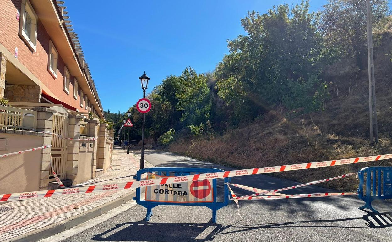 Calle Murallas cortada al tráfico por el desprendimiento de la ladera del Castillo.