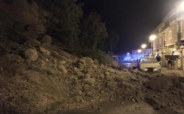 Un desprendimiento de tierra obliga a cortar la calle Murallas