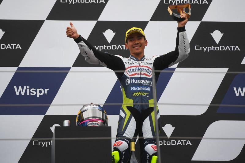 El japonés Ayumu Sasaki celebra su victoria en el Gran Premio de Austria.