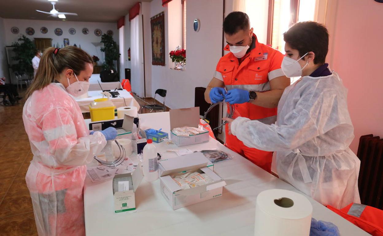 Imagen de un grupo de vacunación covid al inicio de las campañas en las residencias.