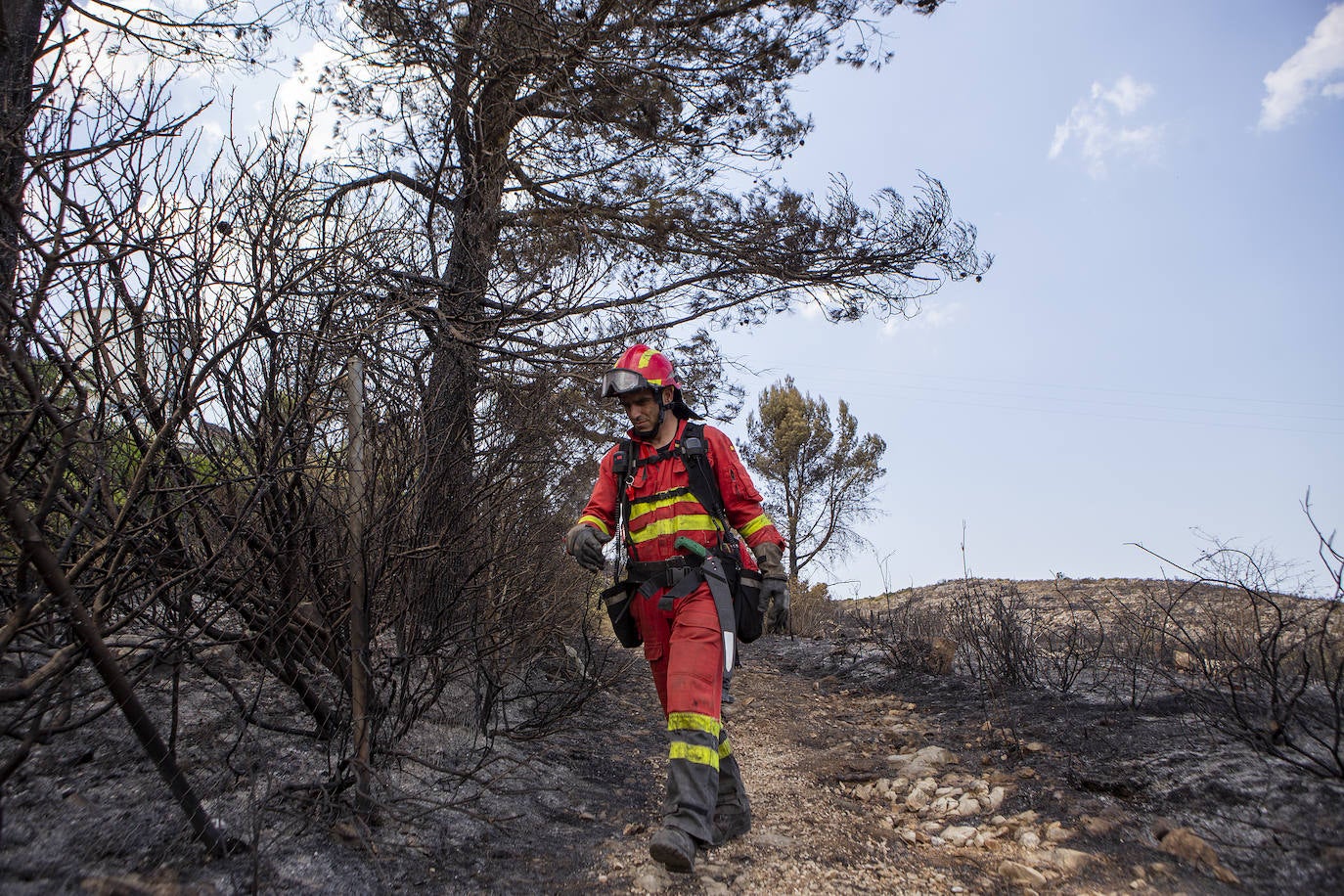 Efectivos de la Unidad Militar de Emergencia luchan contra el incendio forestal en Vall d´Ebo, en la provincia de Alicante.