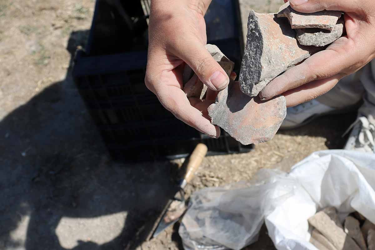 Fotos: Comienza el análisis de los restos arqueológicos hallados en el desprendimiento de la calle Murallas