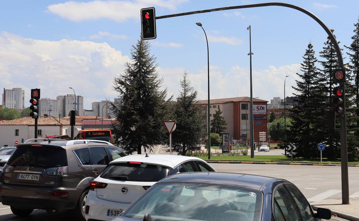 La secuencia actual, con secuencia rojo-verde y cuenta regresiva, en la entrada a la glorieta Jorge Luis Borges por Avenida Cantabria